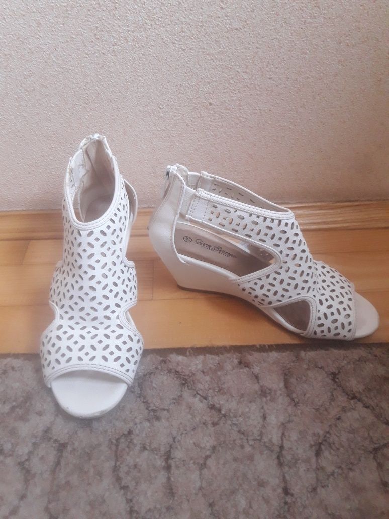Sandały na koturnie ażurowe
