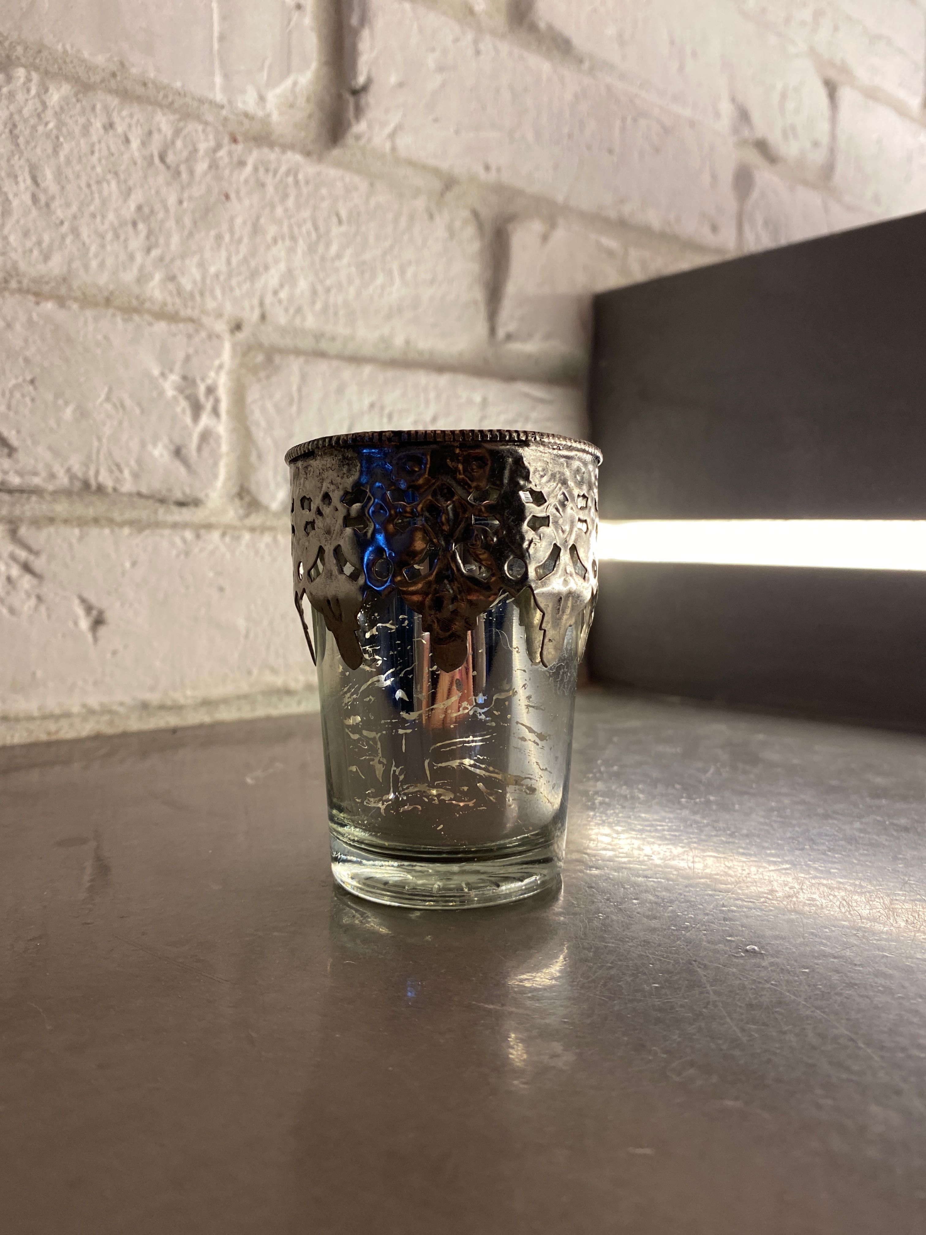 Szklany świecznik z żelaznymi okuciami