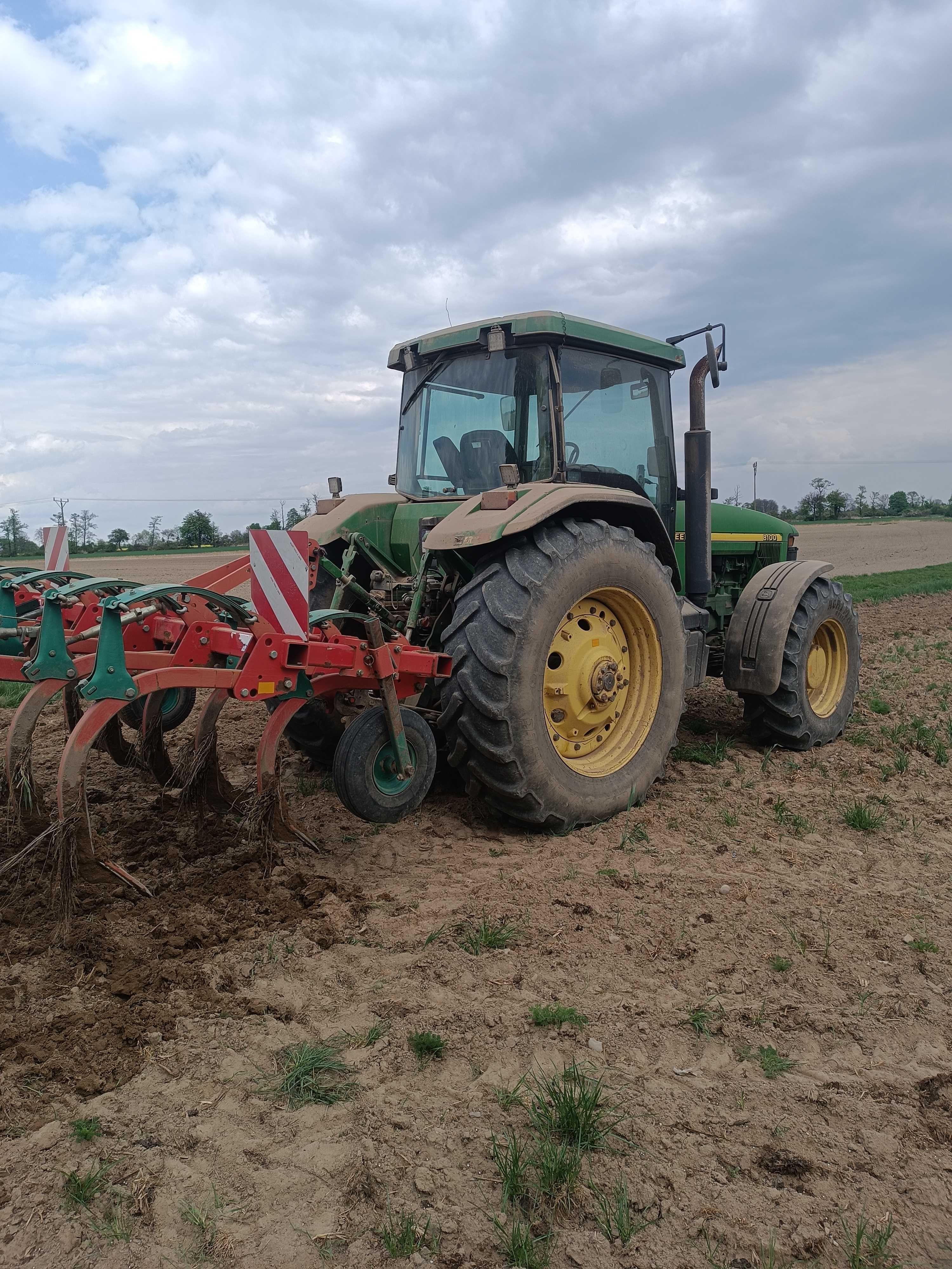 John Deere 8100.