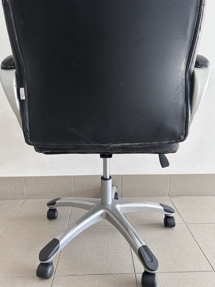 Cadeira preta de escritório