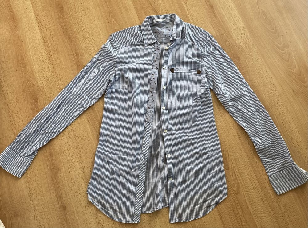 camisa às riscas