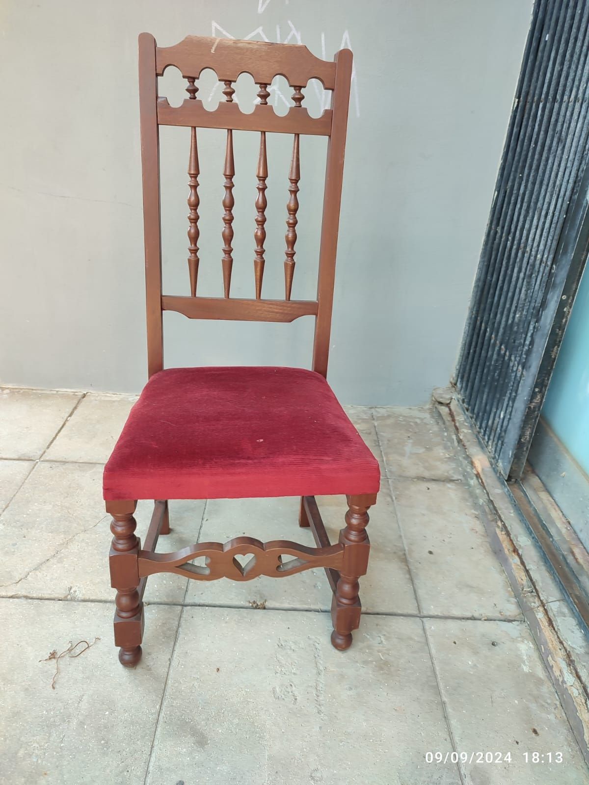 Cadeiras e mesa de pedda