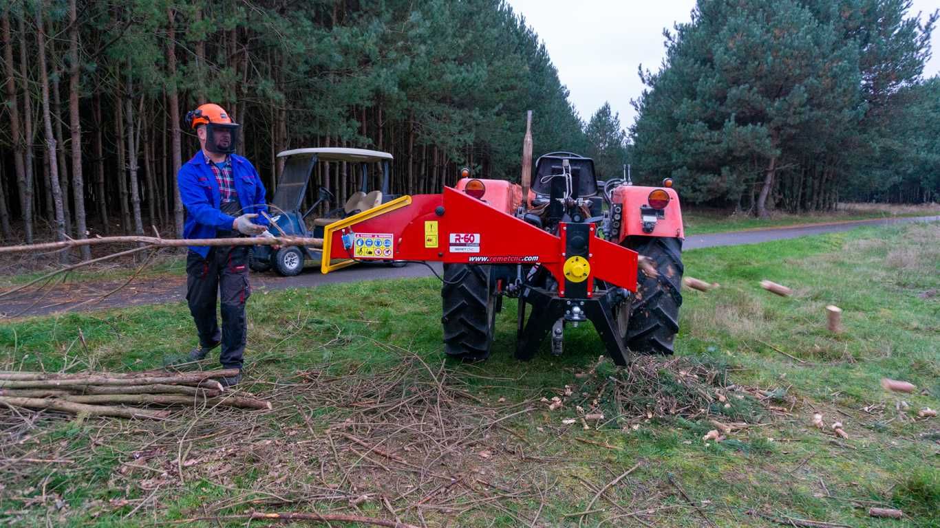 Rębak walcowy ciągnikowy do gałęzi  Remet R-60