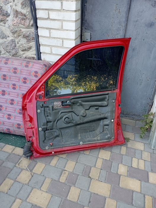 Передня права дверка до Гольф-3