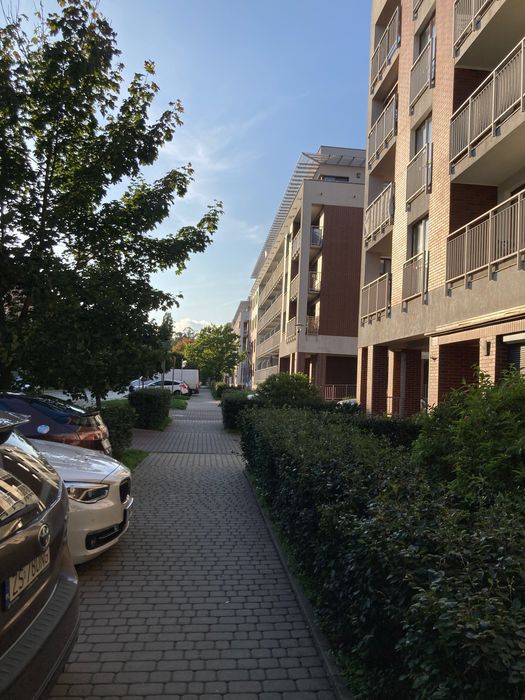 Miejsce postojowe z komórką pod budynkiem wynajmę. Lokalizacja-centrum