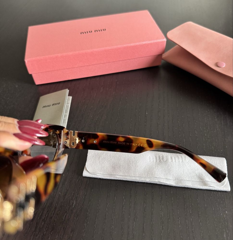 Óculos de sol MIU MIU