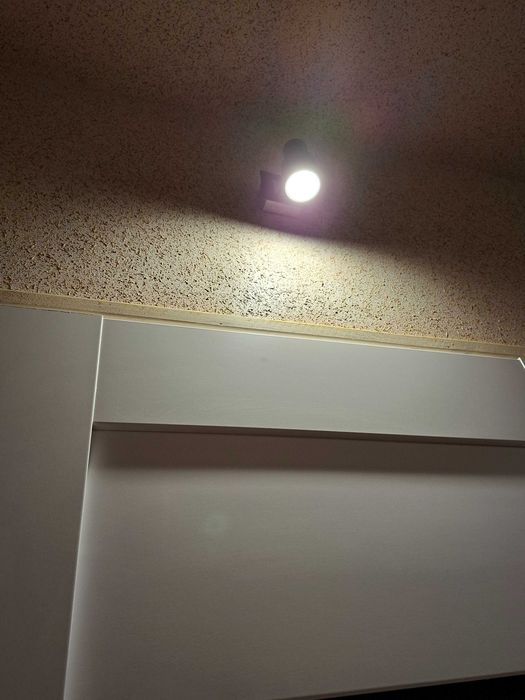 Lampa kinkietowa nad drzwi