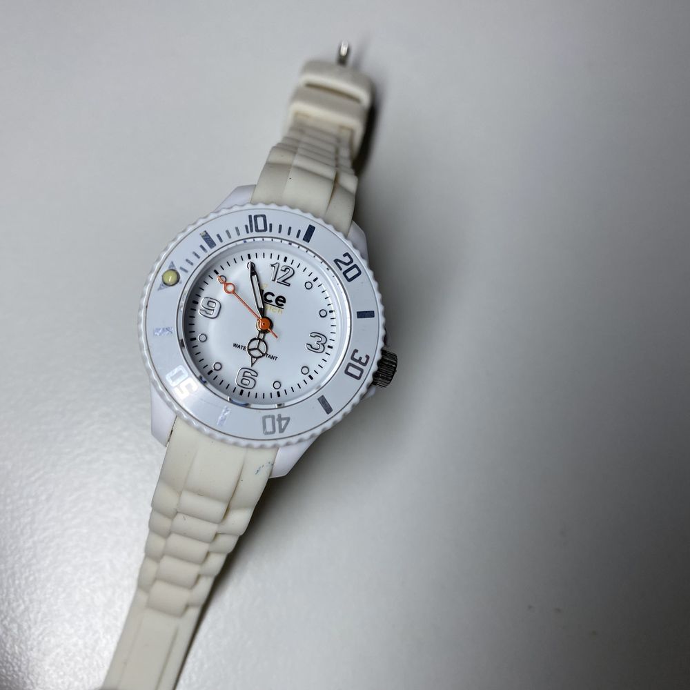 Наручные часы Ice Watch с батарейкой в рабочем состоянии