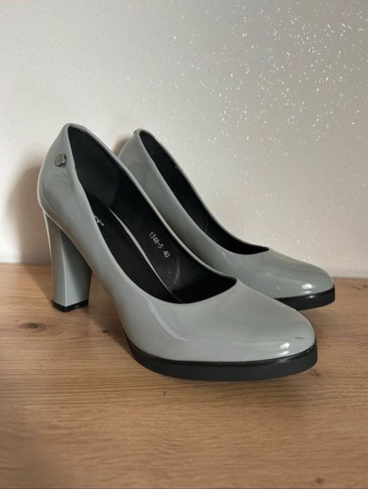 Buty na obcacie szare lakierowane
