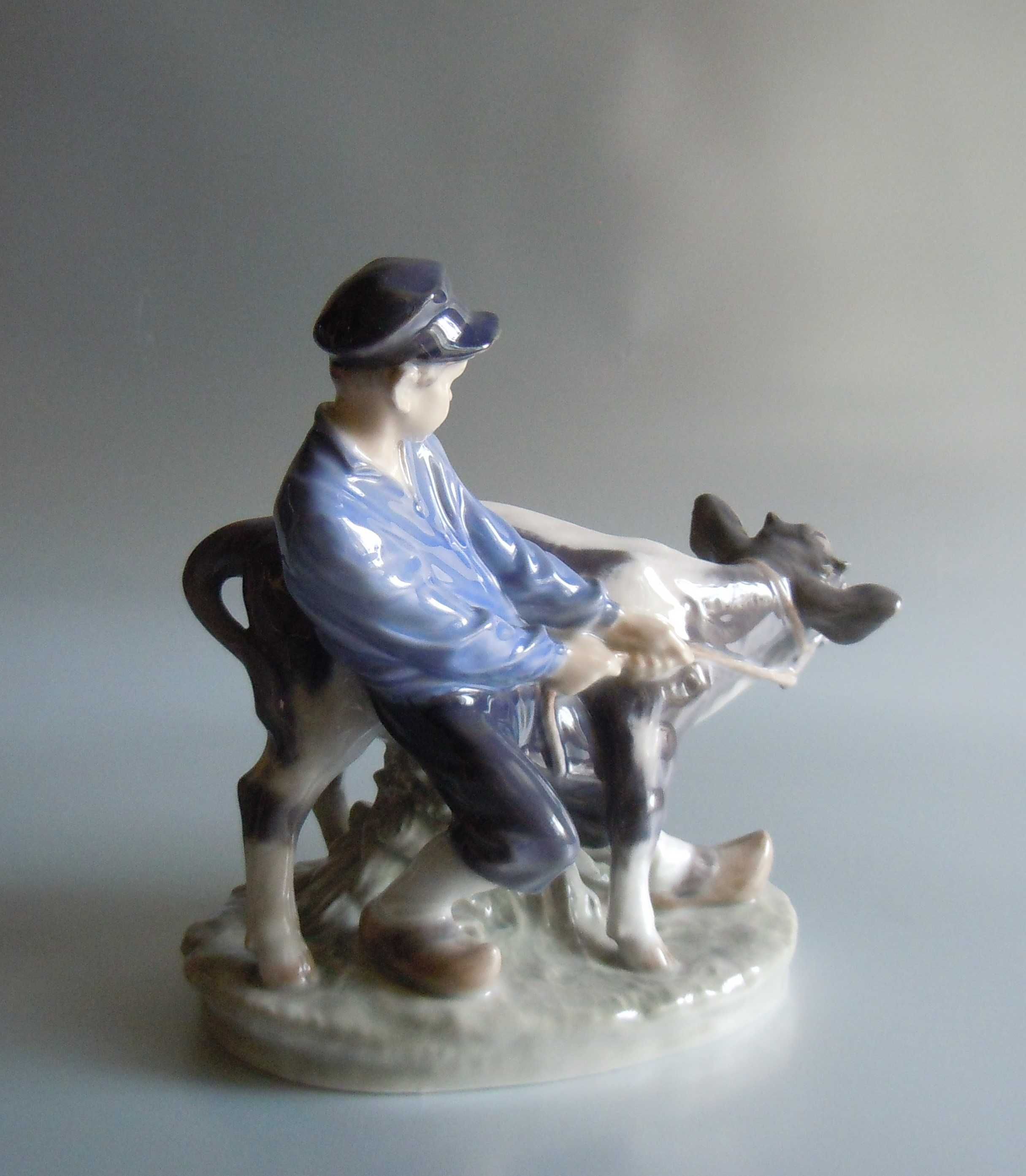 Figurka Royal Copenhagen "Chłopiec z cielakiem" Ch. Thomsen 1960r.