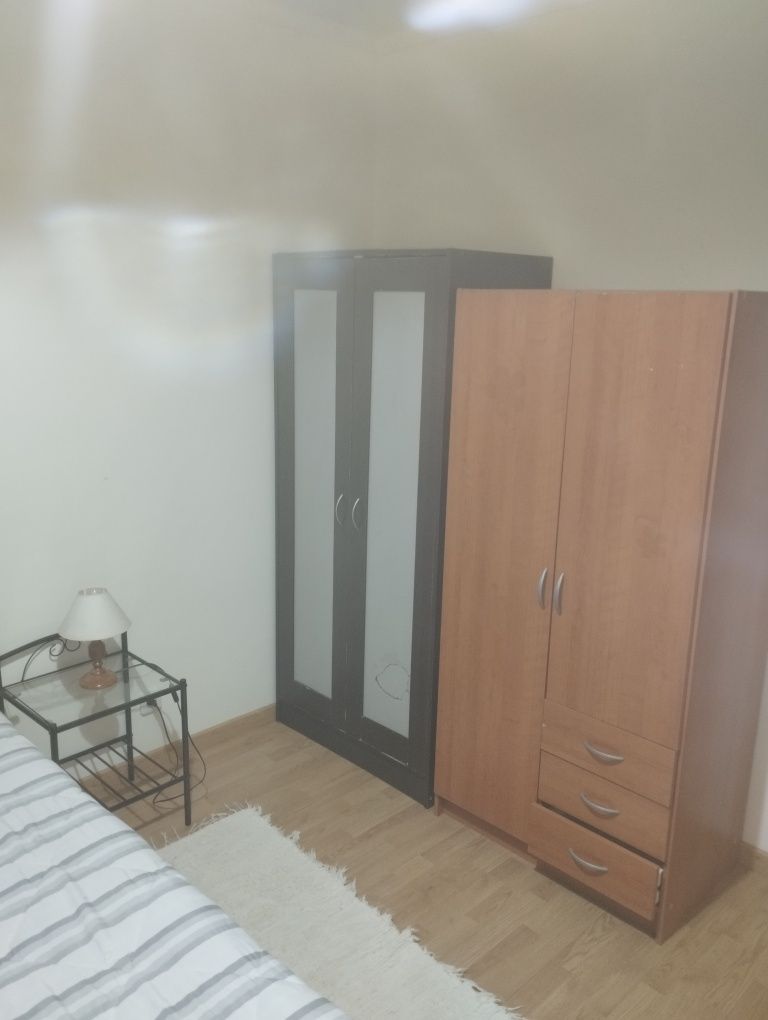 Quartos estudantes feminino junto macdonald