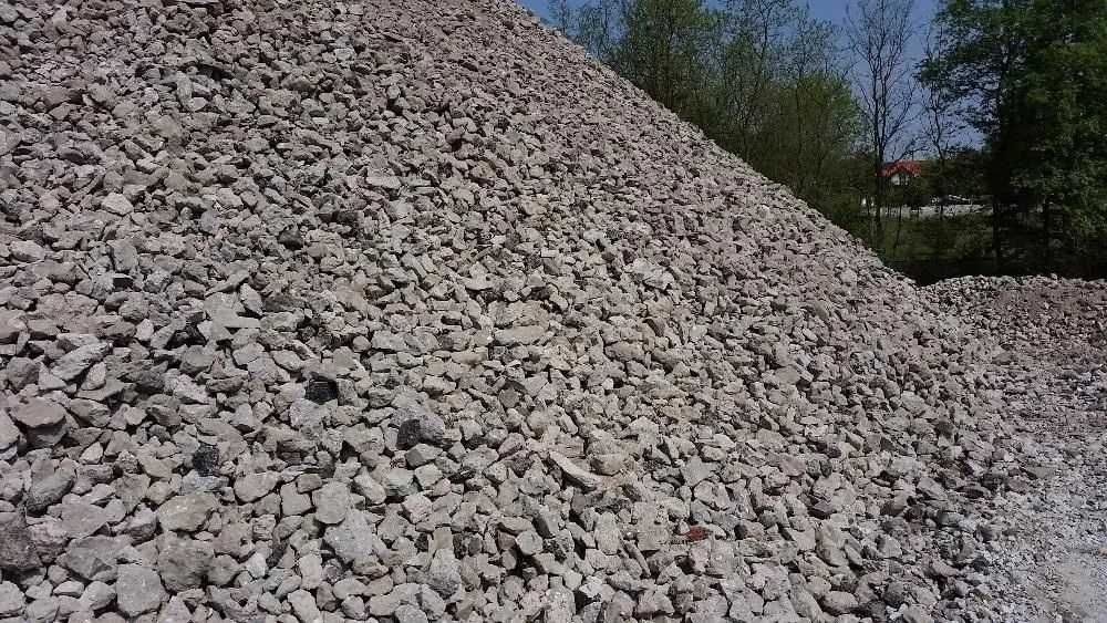 Suchy beton tłuczeń żwir gruz kamień drenarski piasek ziemia ogrodowa