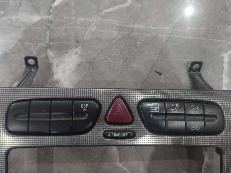 Panel ramka radia włącznik świateł awaryjnych Mercedes W203