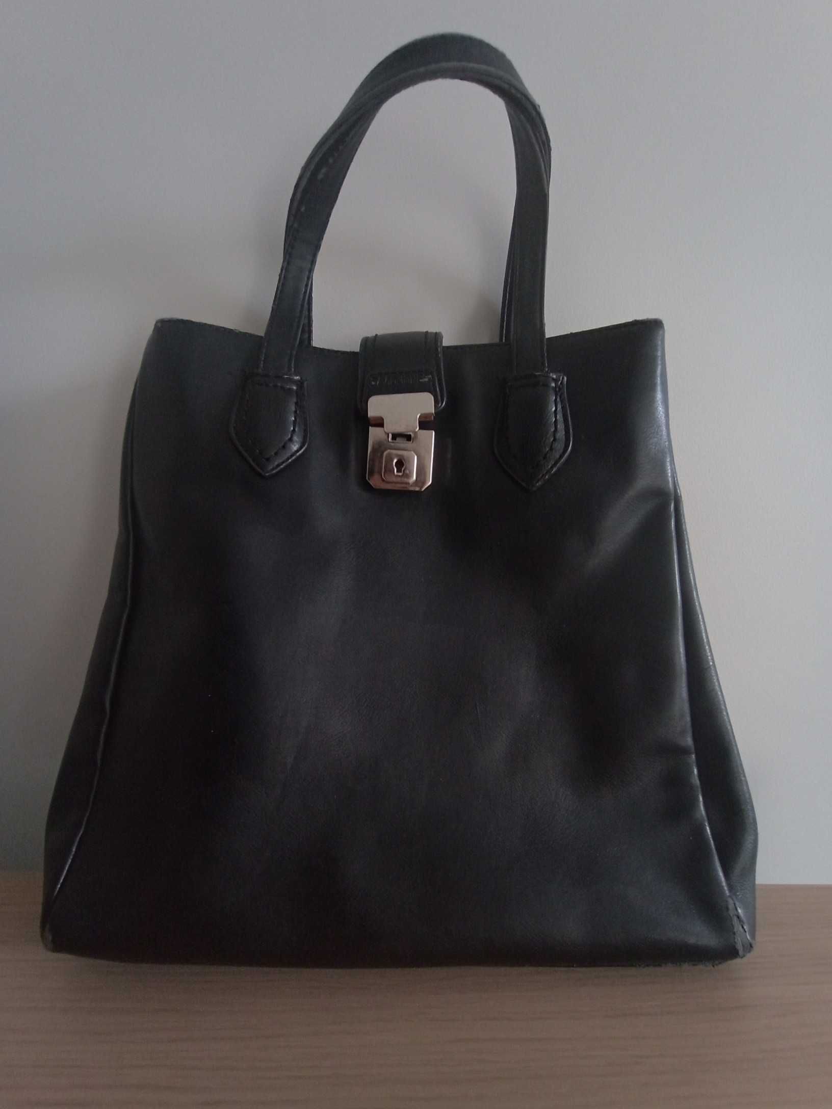 Elegancka czarna torebka David Jones mieści A4