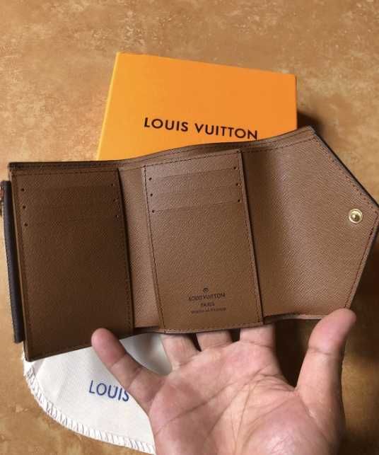 LOUIS VUITTON Victorine Portfele
