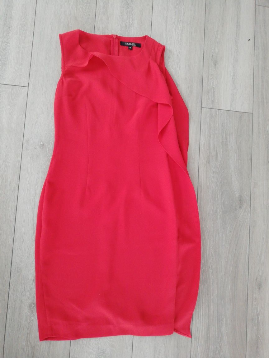 Czerwona sukienka firmy Top Secret