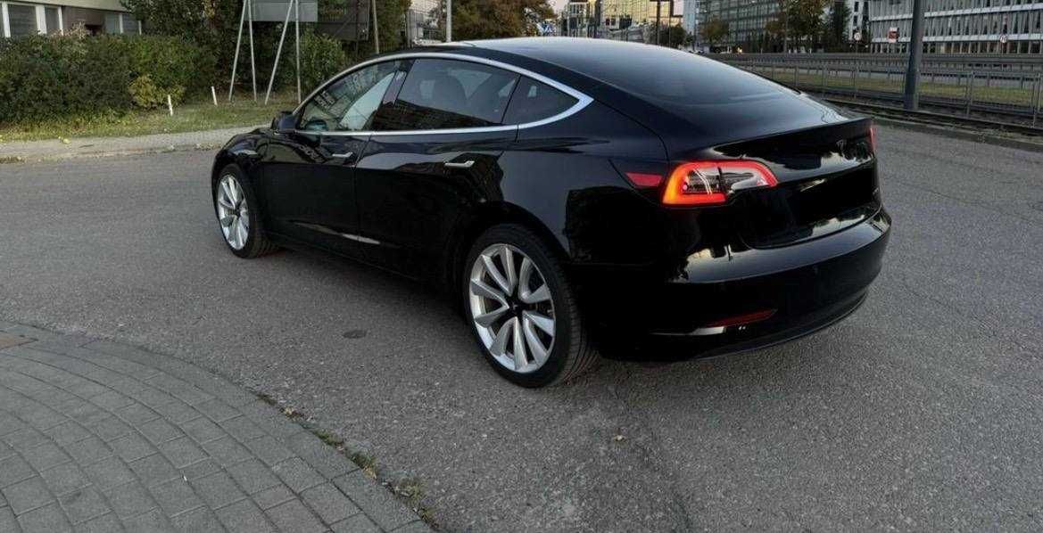 У продажі Tesla model 3 2019