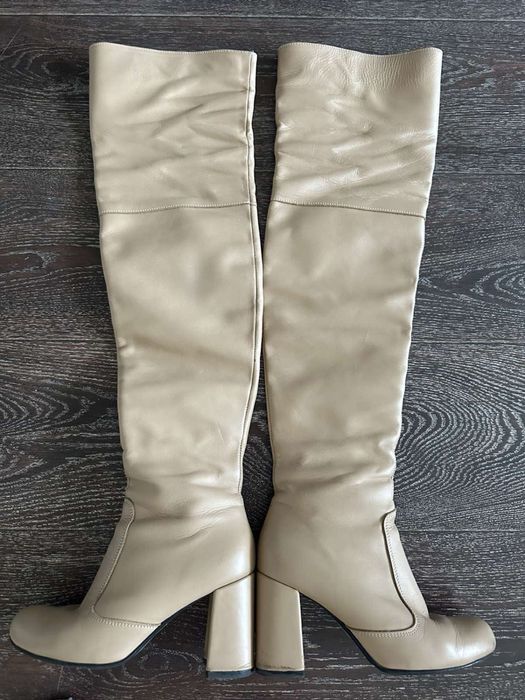 Ботфорти шкіряні.Дуже гарного бежевого кольору.