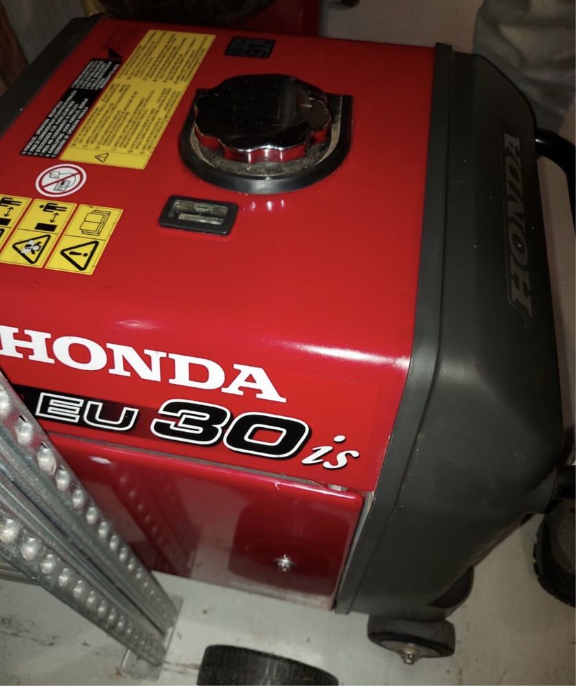 Продам инверторный генератор Honda eu30is