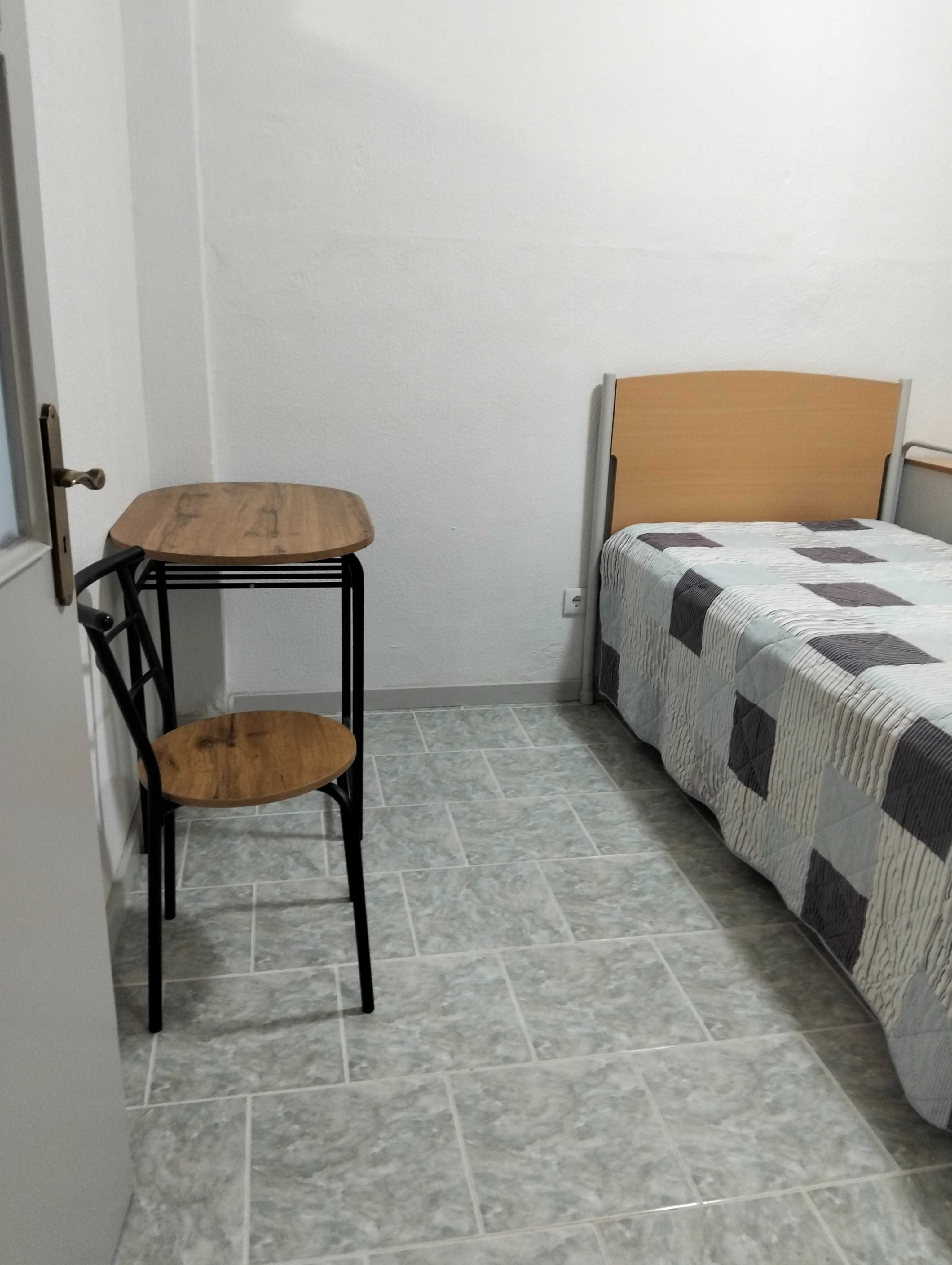 Quarto para arredamento.