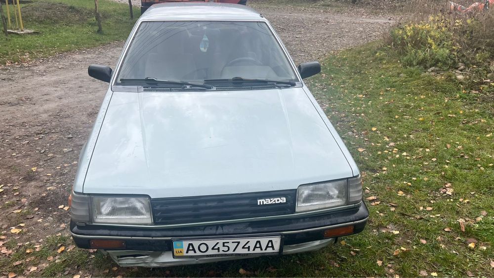 Автомобіль mazda 323