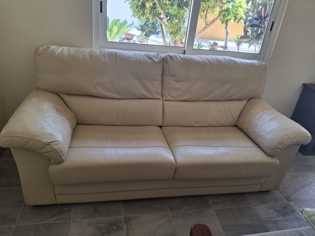 Sofá de pele beje