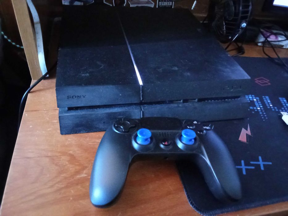 PS4 com comando e headset