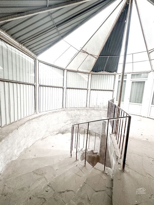 Продам комерційне  приміщення в прохідному місці