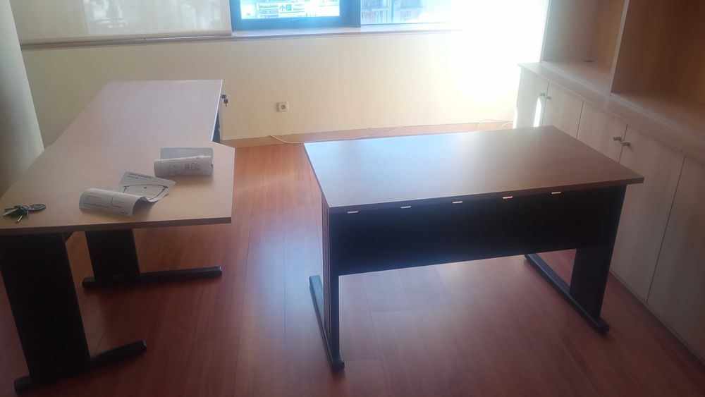 "Duas mesas de escritório, 70x120 e 80x200