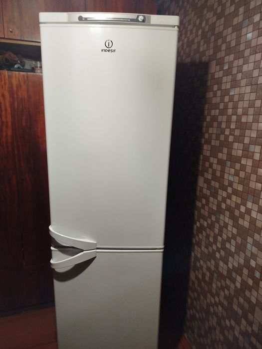 Продам холодильник индезит высота два метра с новым мотором