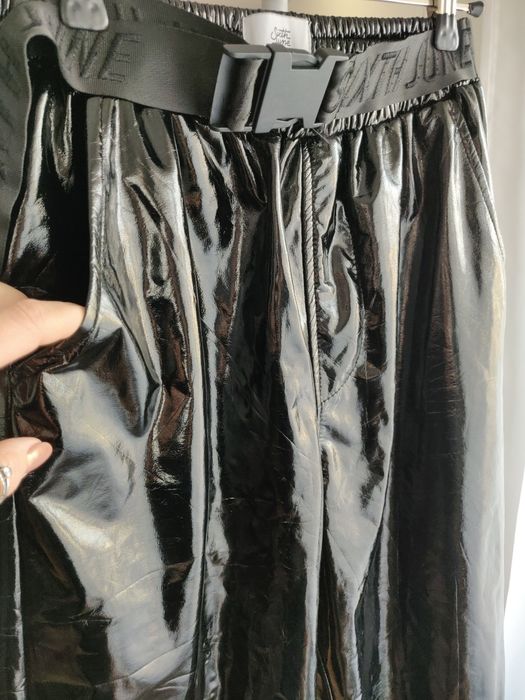 Sixt June lateksowe spodnie z paskiem