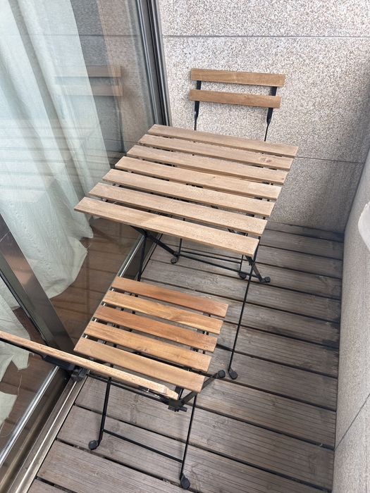 Vendo mesa e cadeiras