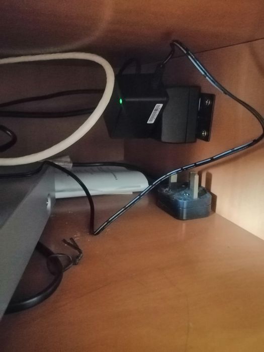Mesa de TV em madeira com duas gavetas e com  tomada eléctrica