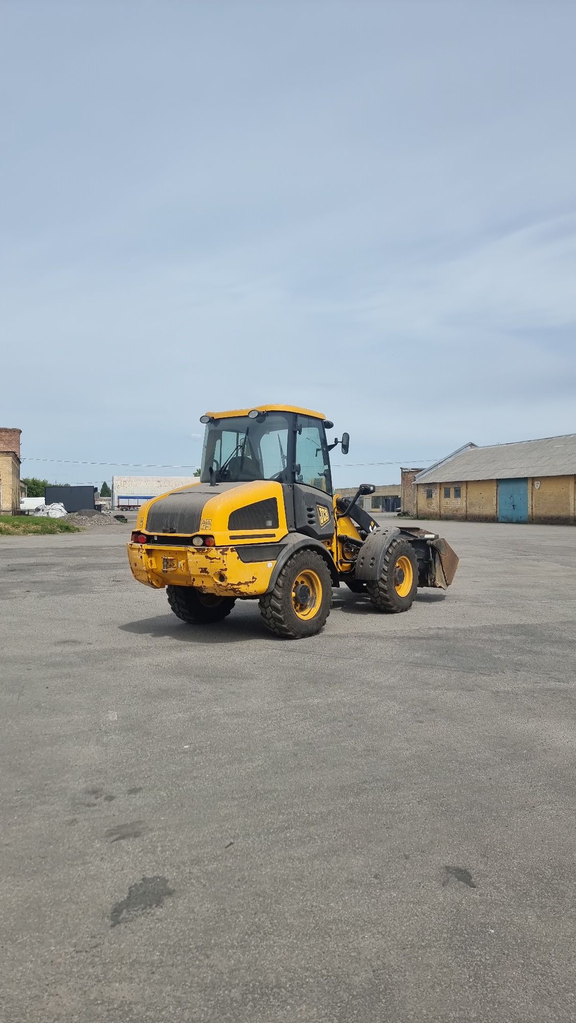 Свіжопривезений навантажувач фронтальний jcb