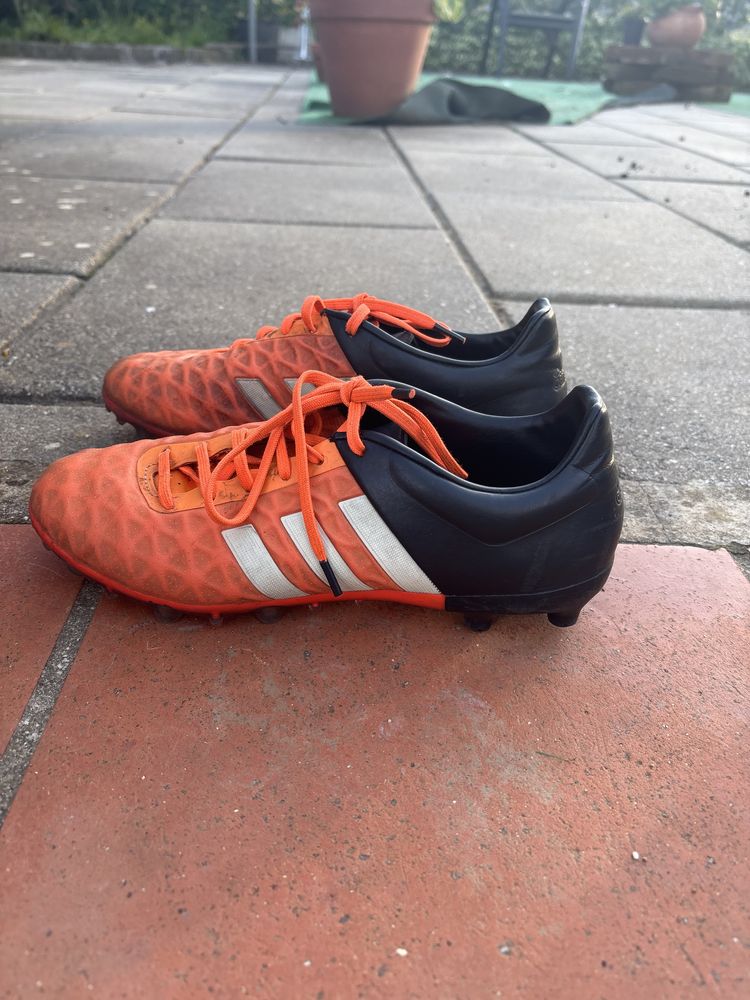 Chuteiras adidas com algum uso mas em bom estado