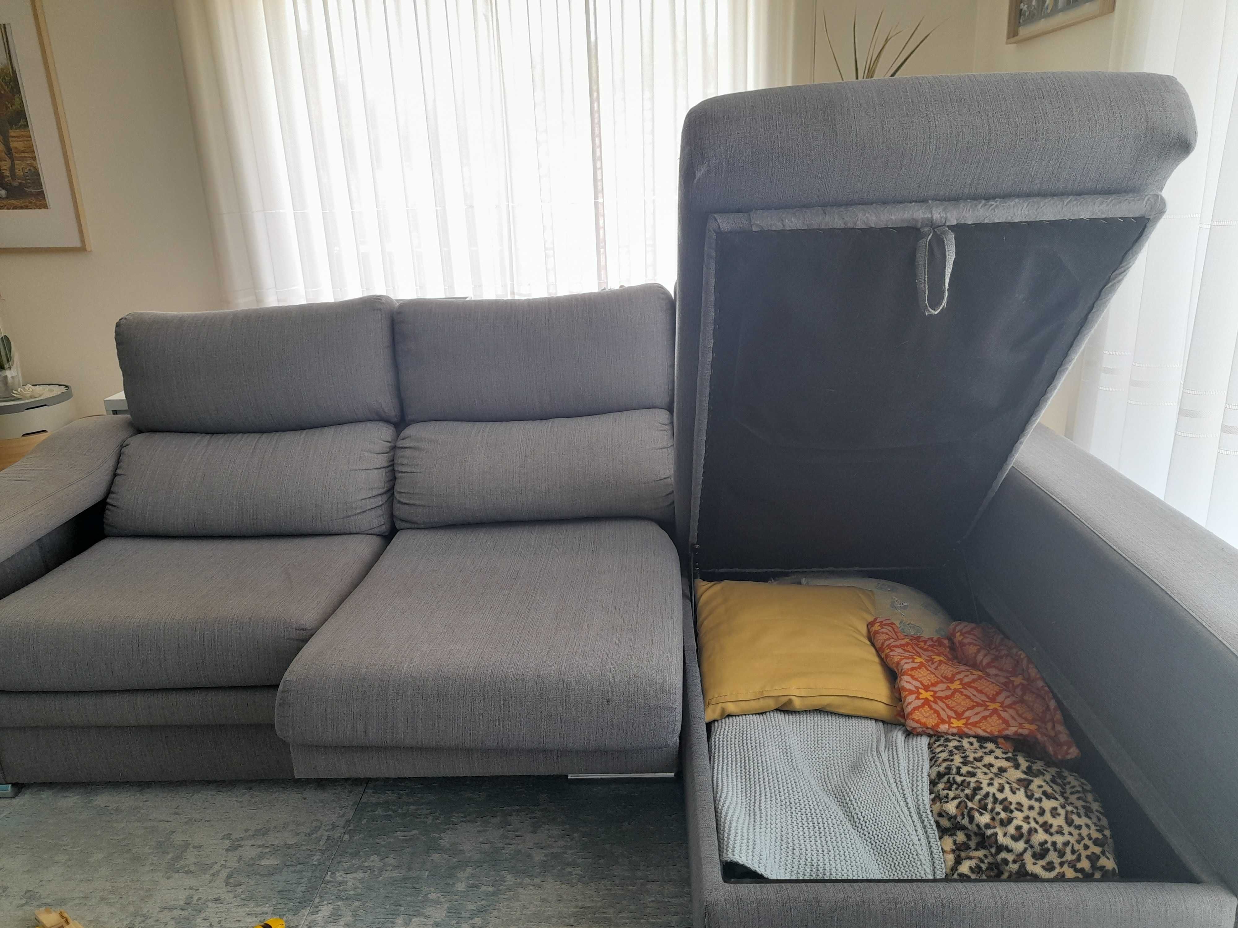 Sofá- chaise longue de arrumação, encostos oscilantes. bancos laterais