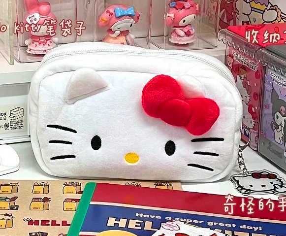 Hello Kitty Sanrio pluszowa puchata mięciutka kosmetyczka piórnik