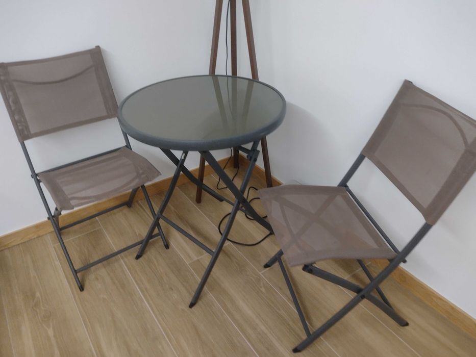Mesa com cadeiras de lazer