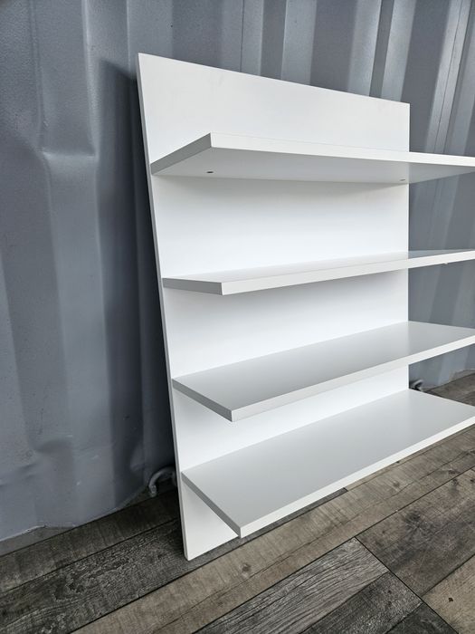 Biały panel półki i wieszaki przedpokój