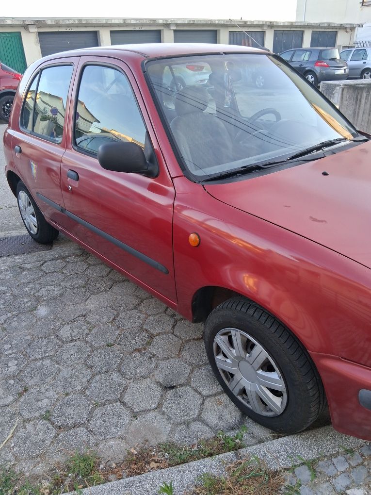 Nissan Micra 1.3 automático com 135000.klm.