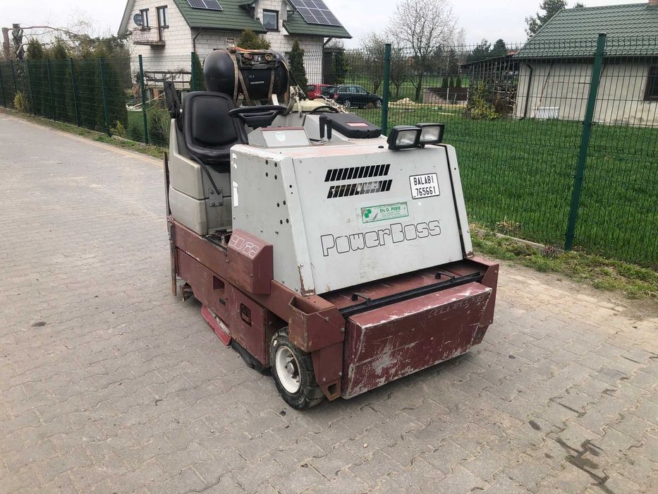 Zamiatarka przemysłowa spalinowa PowerBoss