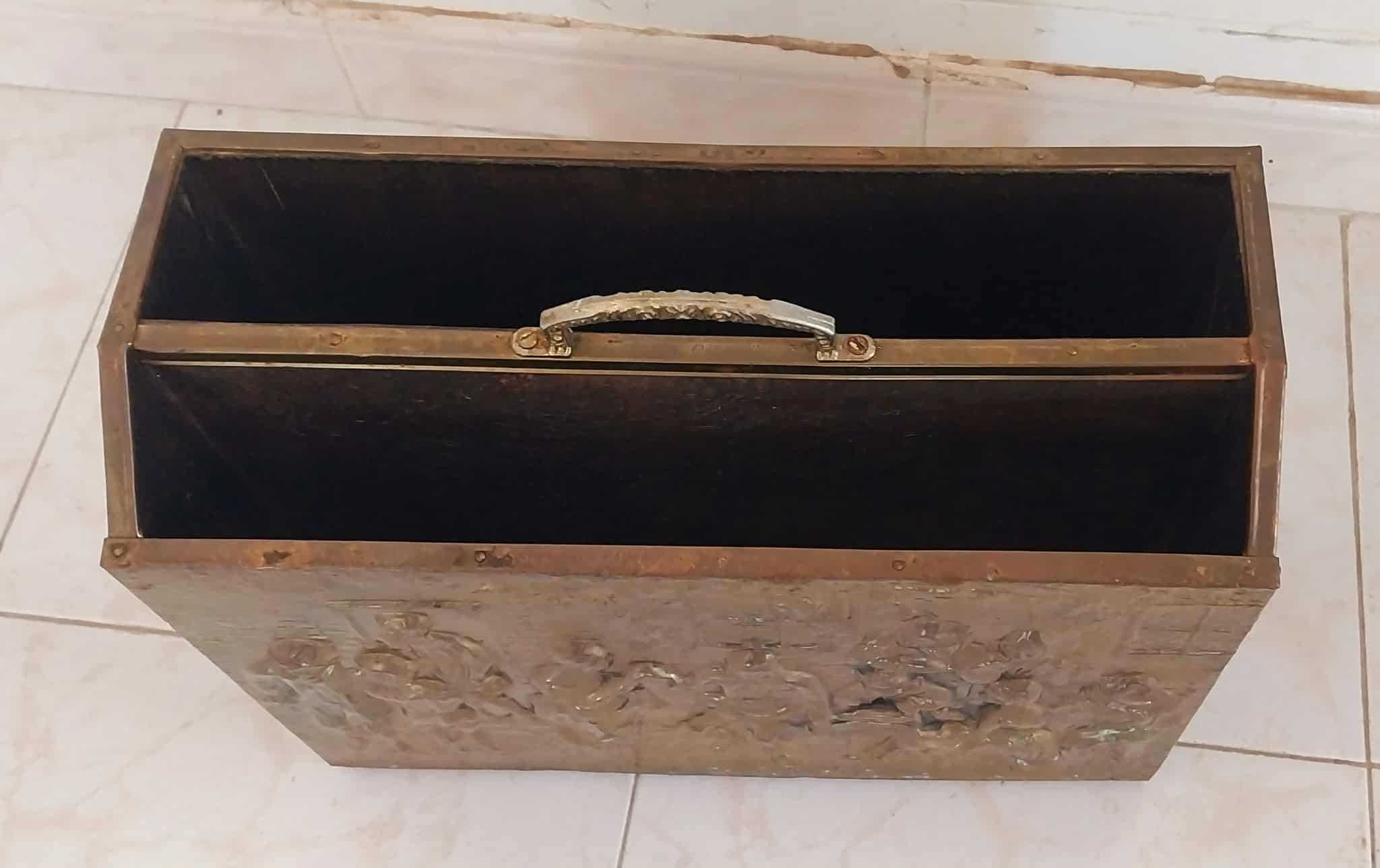 Porta Revistas VINTAGE forrada a Latão c/Figuras em Relevo RESTAURADO!