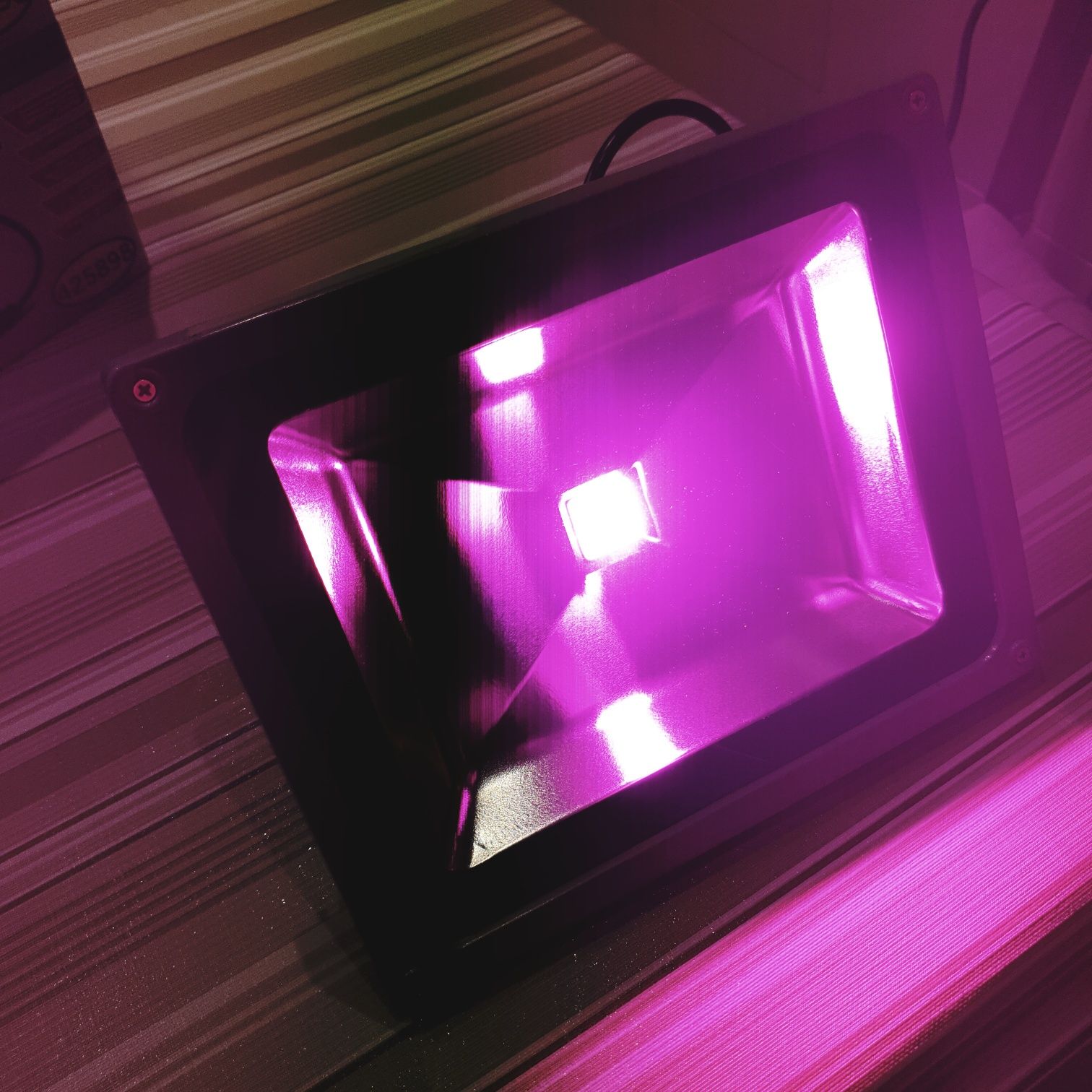 Holofote led 50w cor de rosa