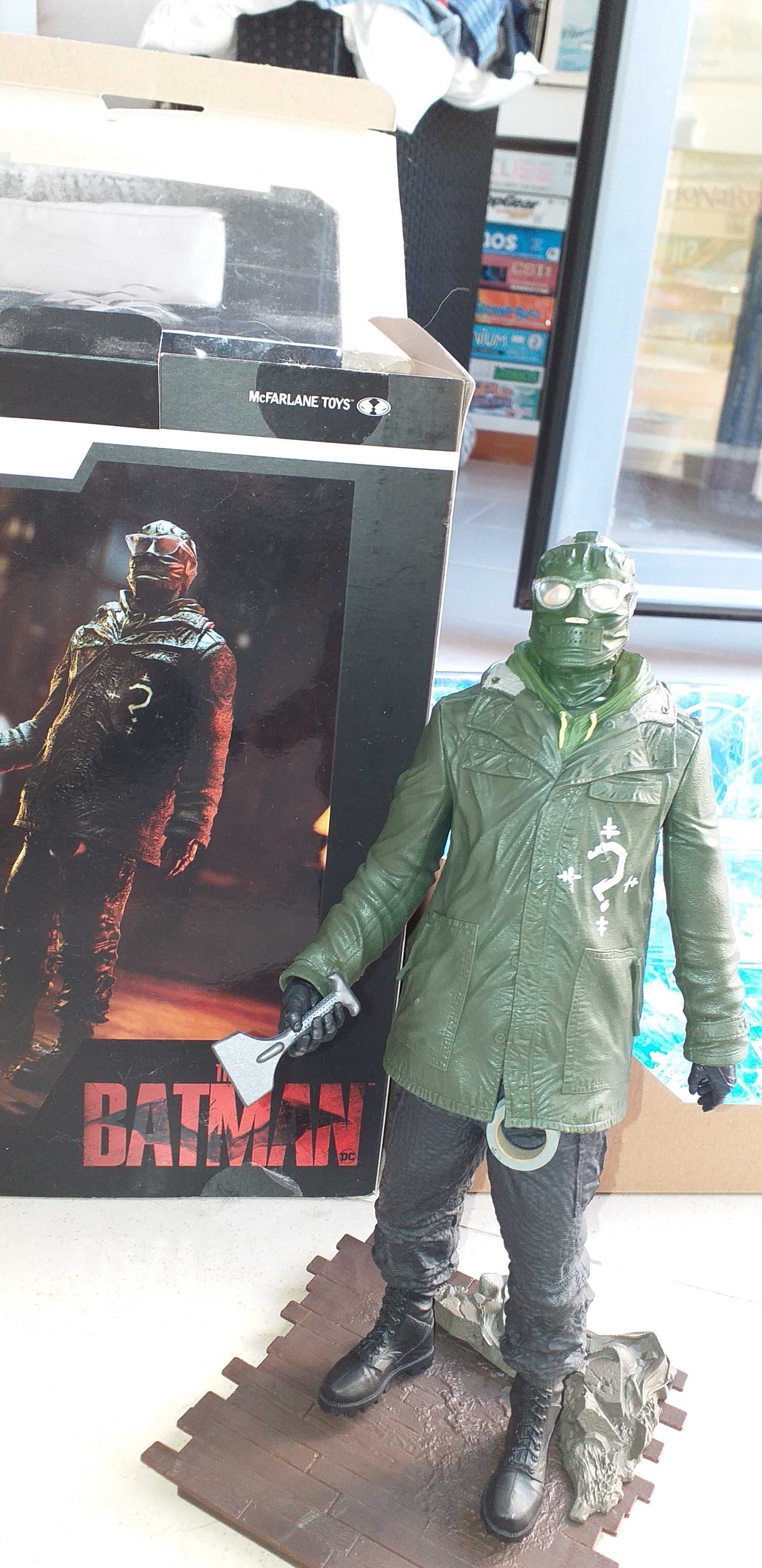 Figura The Riddler 30 cm c base/diorama da Mcfarlane/Batman Multiverse