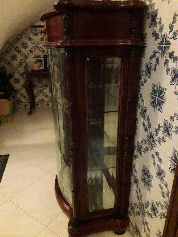 Móvel vitrine em mogno e portas com vidro e espelho no fundo.