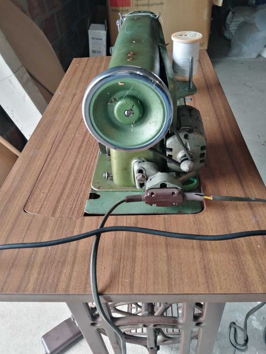 Máquina de custura eléctrica marca Husqvarna