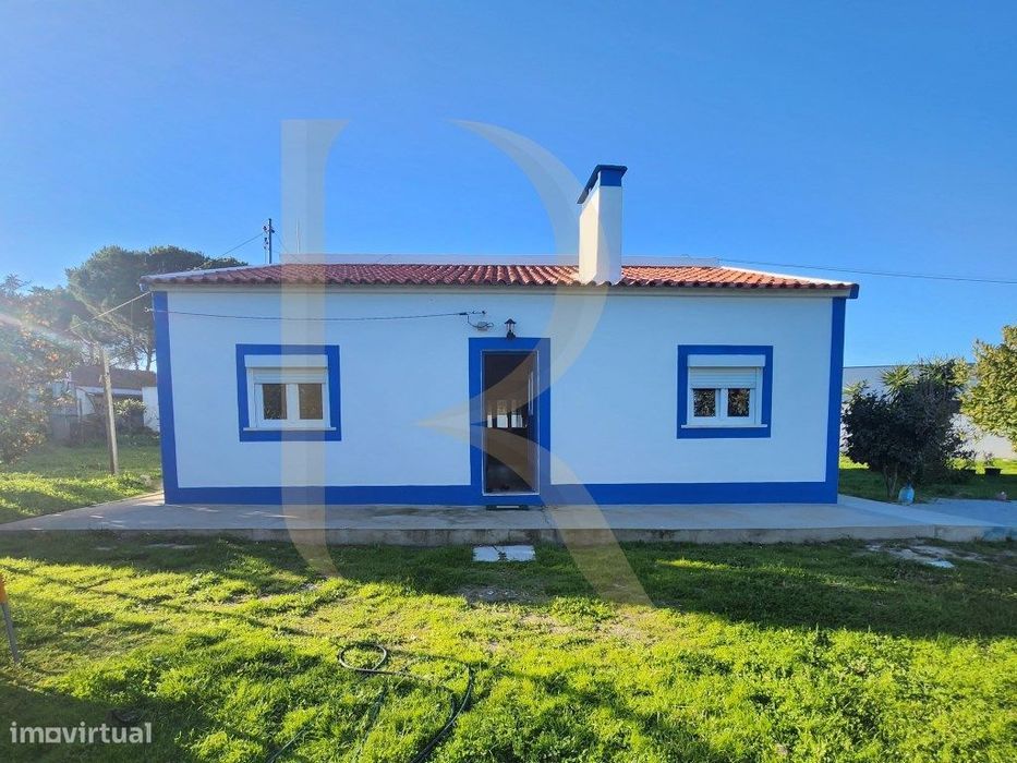 Moradia T3 transformada em T2 com Garagem, inserida num terreno de ...