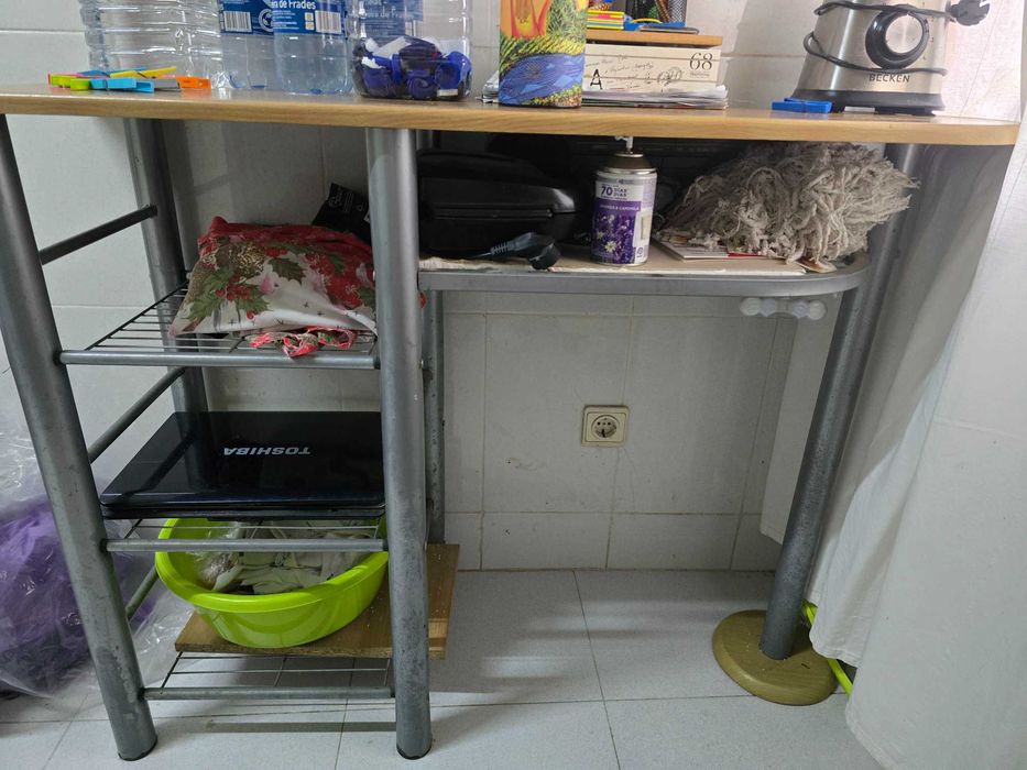 Mesa arrumaçao e 2 bancas