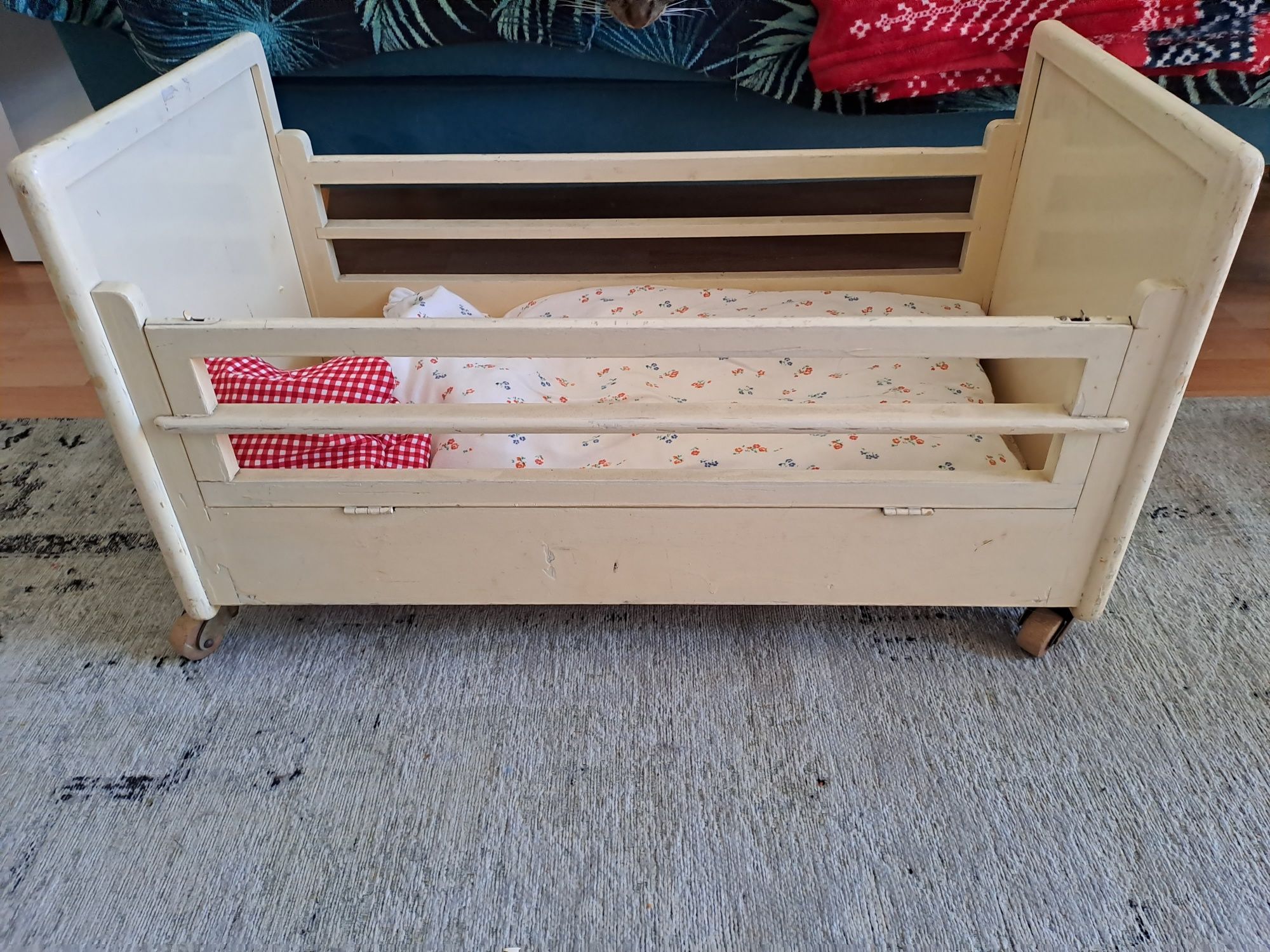 Stare duże  łóżeczko Lundby  dla lalki drewniane na kółeczkach wym. 61