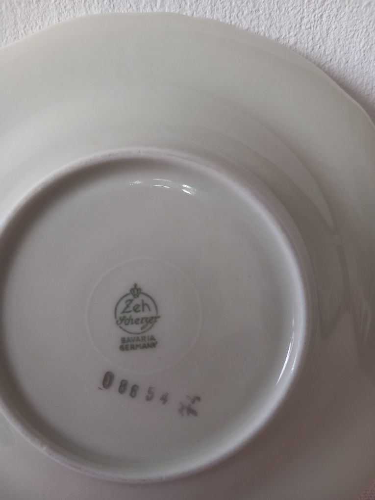 Spodek podstawka  talerzyk pod  filiżankę porcelana reliefy ròże